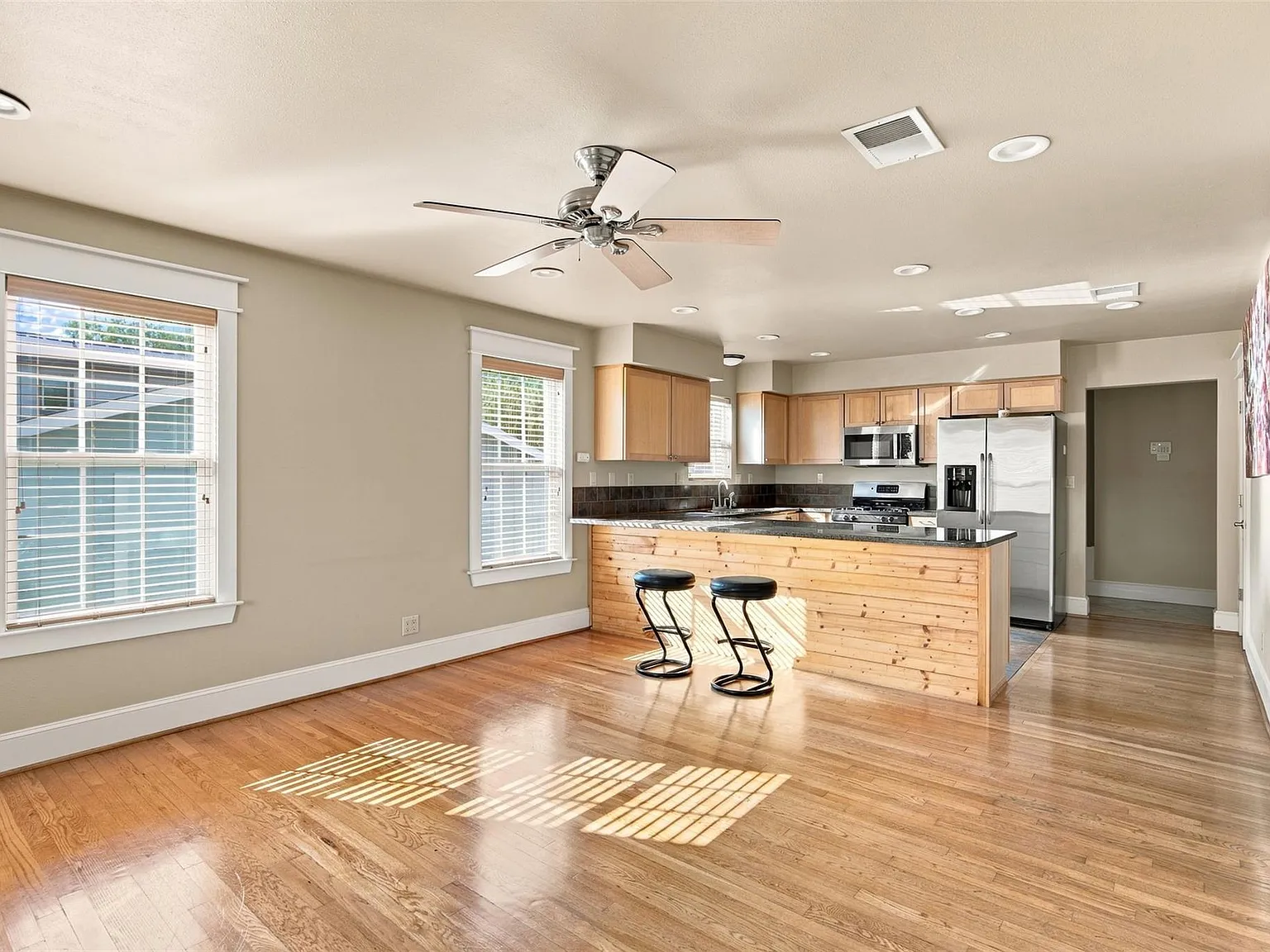 2 bed, 2.0 bath, 1200 sqft, $2,795 — Photo 2