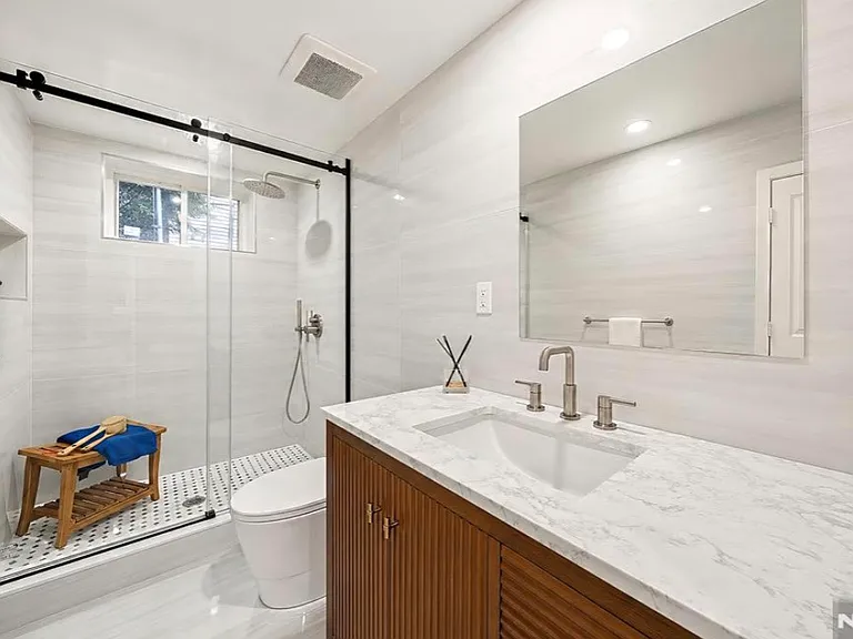 41 Monument Pl — Photo 17