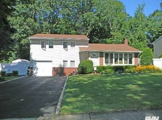 24 Apple Tree Dr, Hauppauge, NY 11788