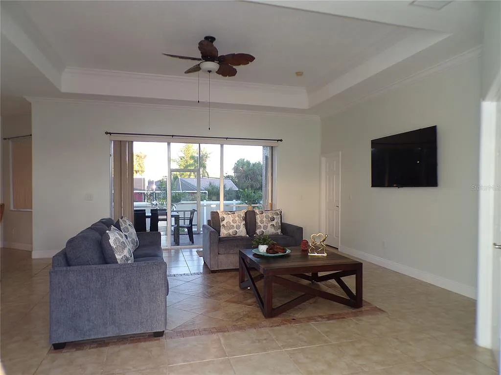 3 bed, 2.0 bath, 2101 sqft, $2,700 — Photo 4
