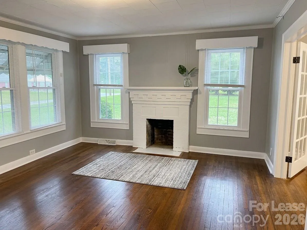 2 bed, 1.0 bath, 1308 sqft, $1,400 — Photo 3