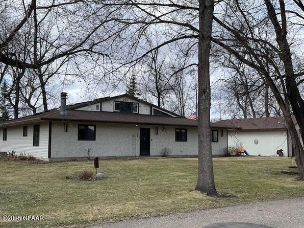 21 Eastwood Dr, Grafton, ND 58237