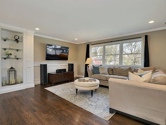 4th image of 38 Pine Hollow Ln