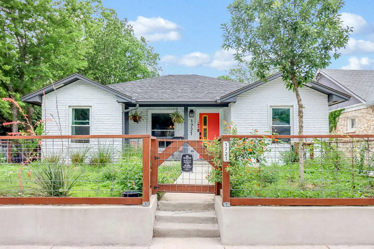 Building Photo - 1721 W Mistletoe Ave