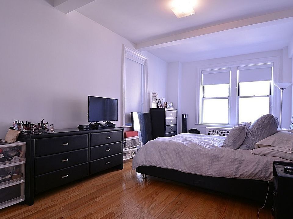 2nd image of 200 W 70th St APT 3R