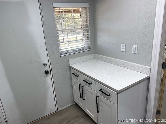 4th image of 500 E Iowa St