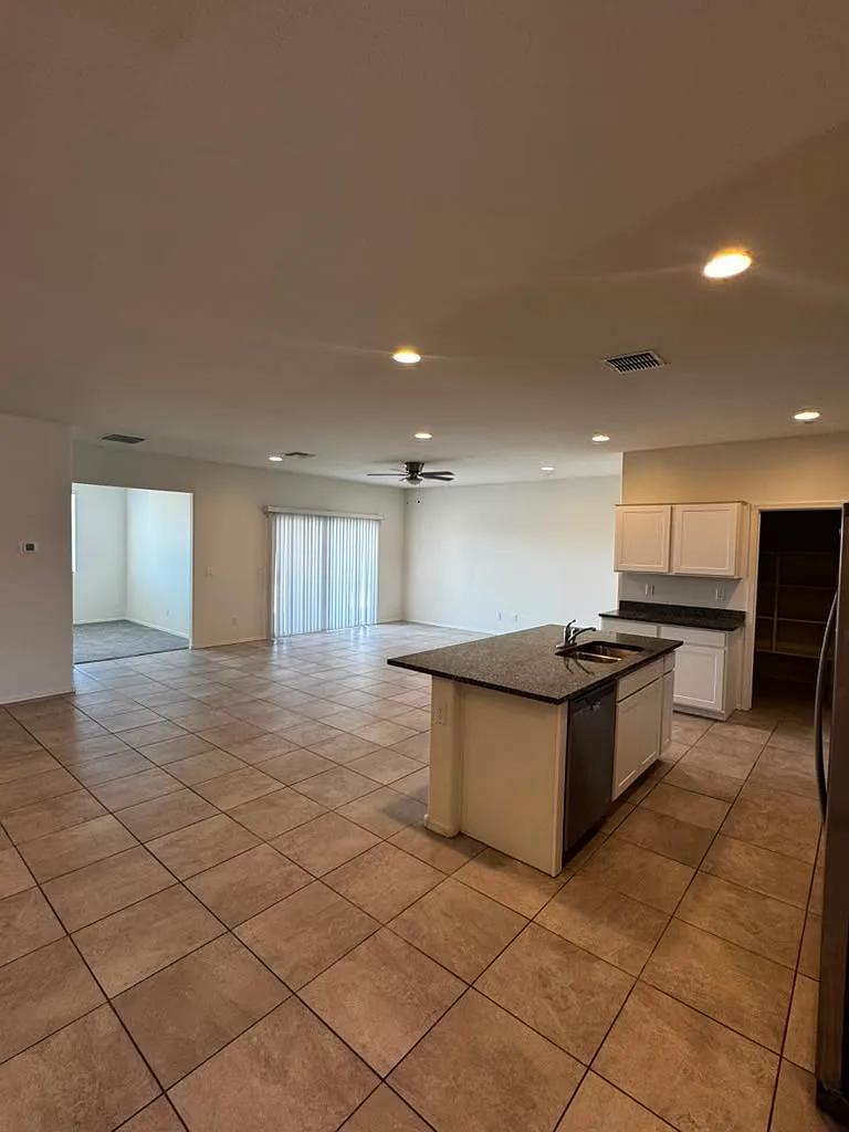 4 bed, 2338 sqft, $2,200 — Photo 4