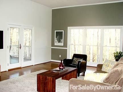 High ceiling and lots of windows to enjoy the view.