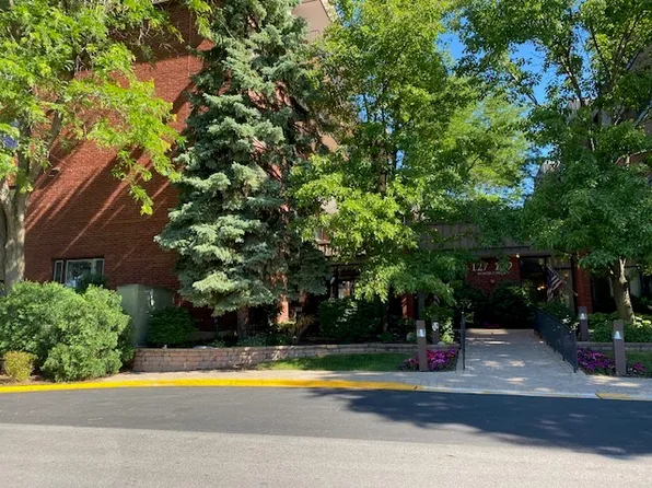 127 Acacia Dr #407, Indian Head Park, IL 60525