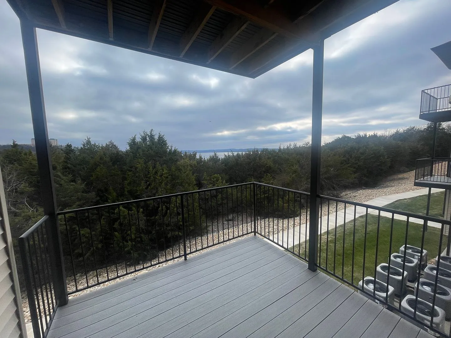 Lake-View 1 Bedroom 1 Bath Walk-In Level Lakeside Apartment Ask About Out Move In Special — Photo 2