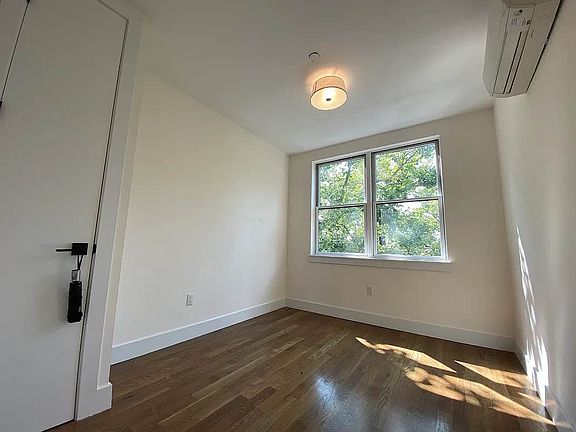 4th image of 1424 Hancock St #3F