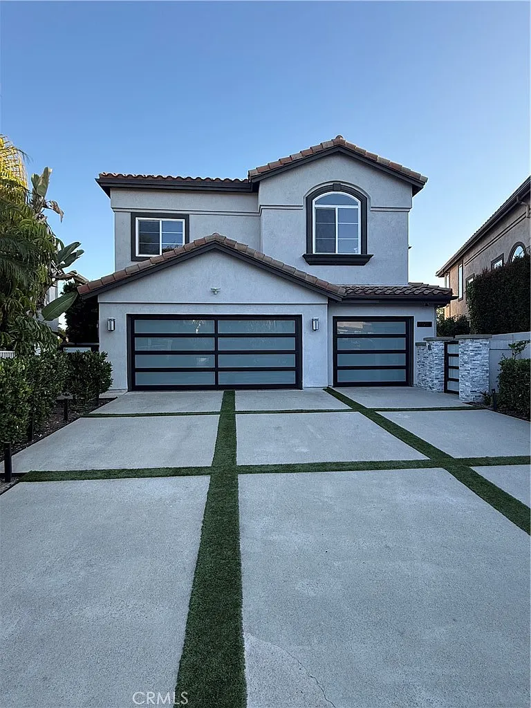 5 bed, 4000 sqft, $9,900 — Photo 1
