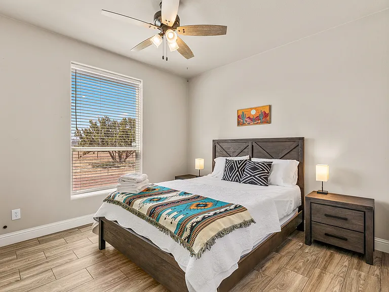 879 E Kron Dr — Photo 2