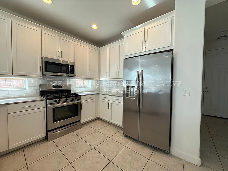 6324 W Warner St — Photo 5