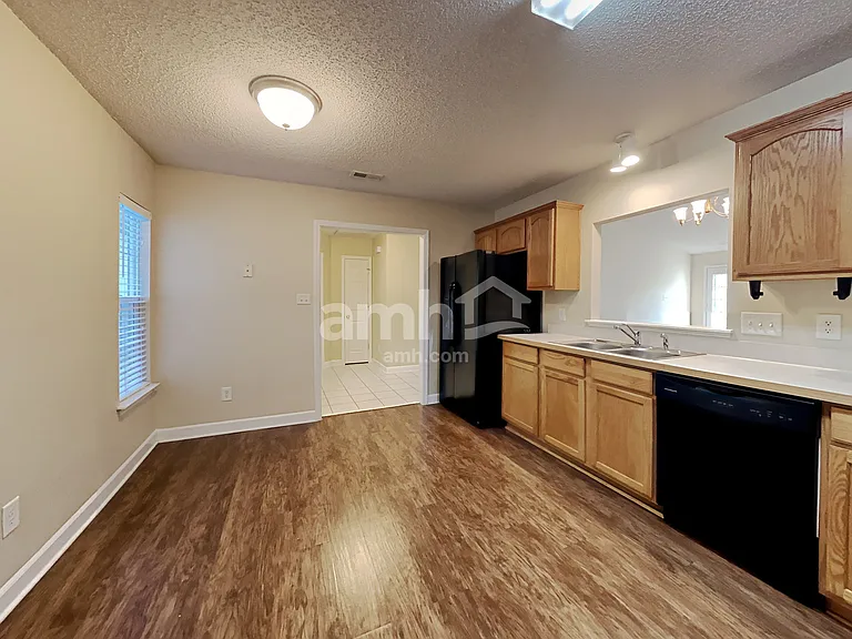 2208 Thorncrest Dr — Photo 4