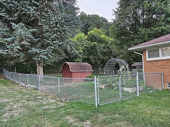 5th image of 310 Jefferson St