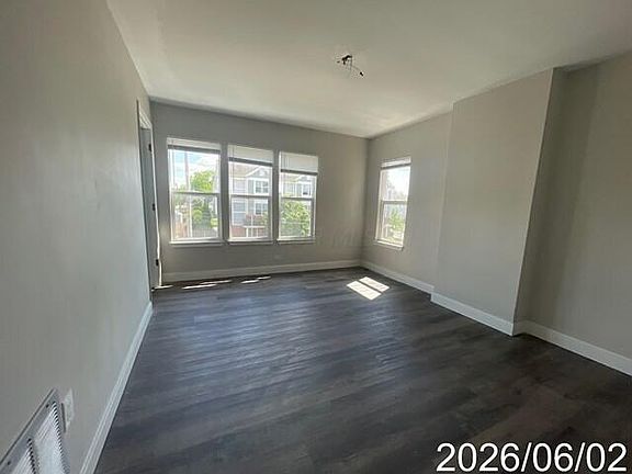 5th image of 812 E Whittier St