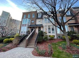 54 Kings Ct, Fort Lee, NJ 07024