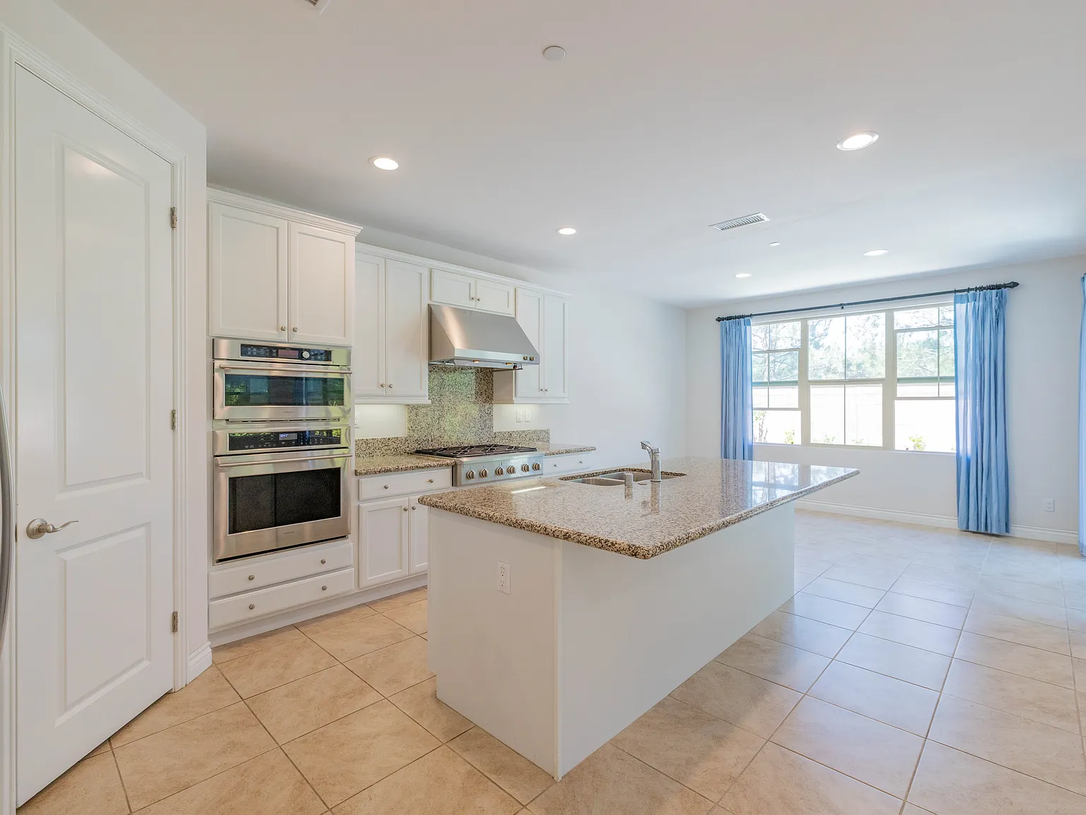4 bed, 2374 sqft, $5,400 — Photo 3