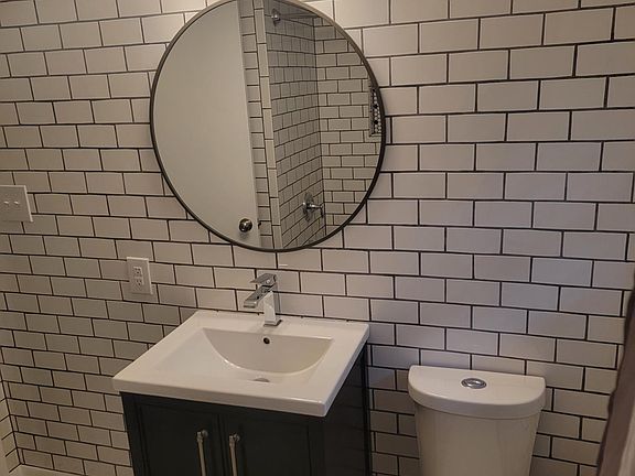 Main bath (view 2)