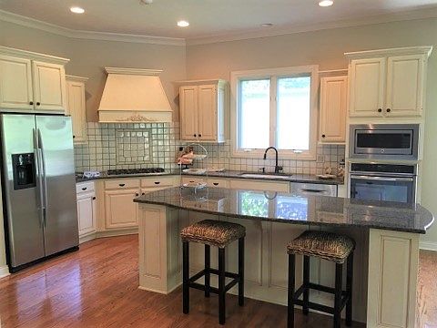 Kitchen w/granite & SS app