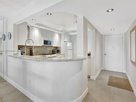 2nd image of 3930 Inverrary Blvd APT 405-D