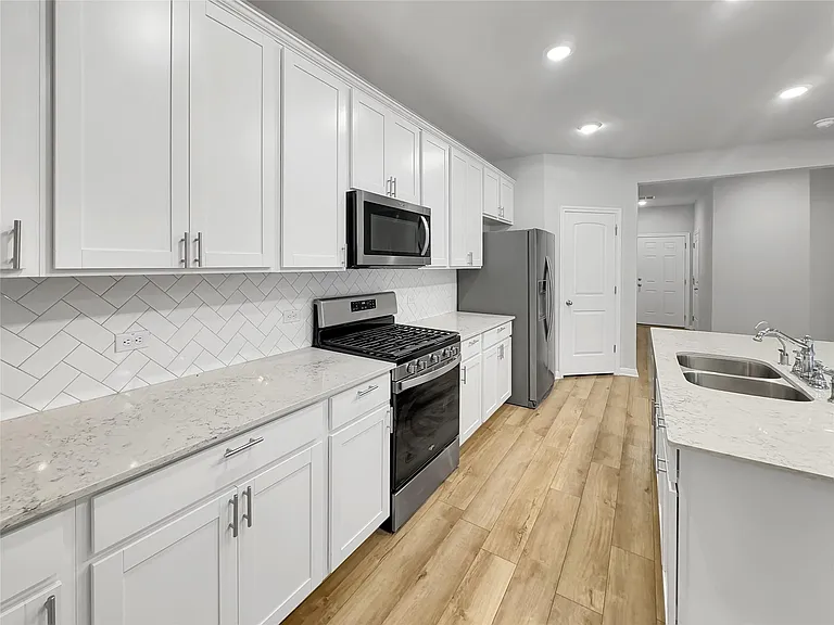1916 Blue River Dr — Photo 10