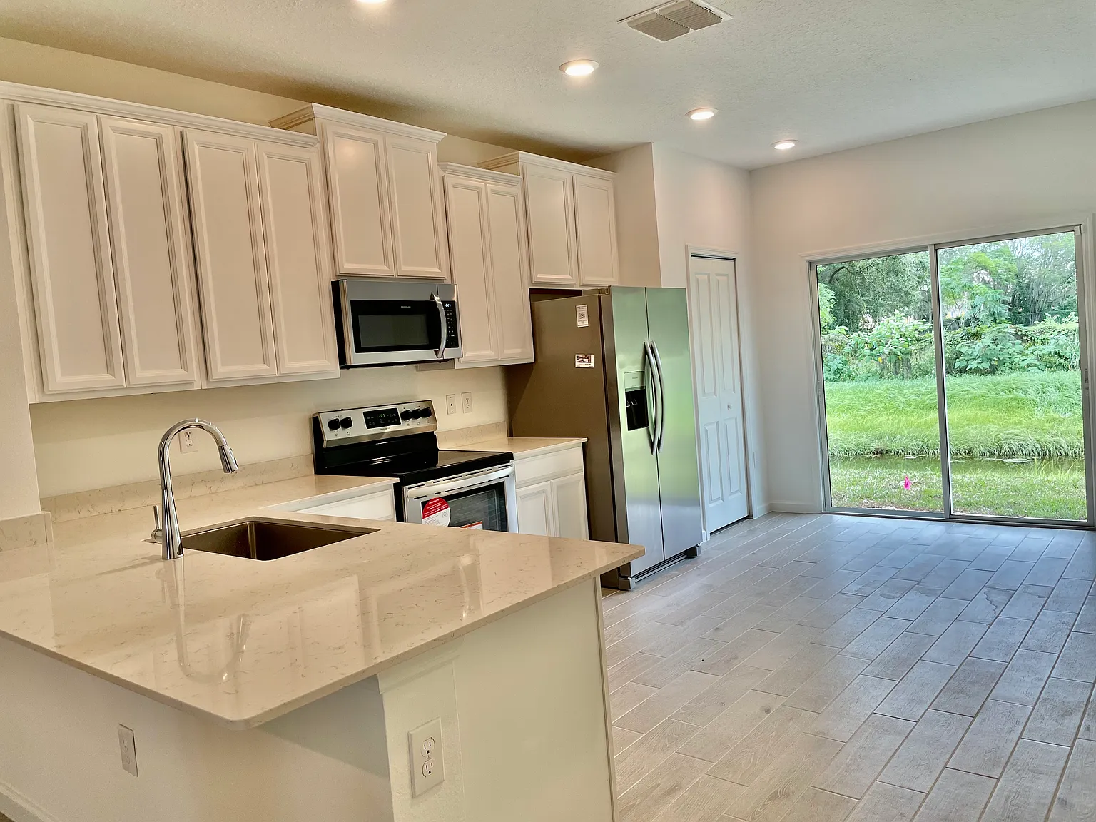 2 bed, 2.5 bath, 1204 sqft, $1,655 — Photo 2