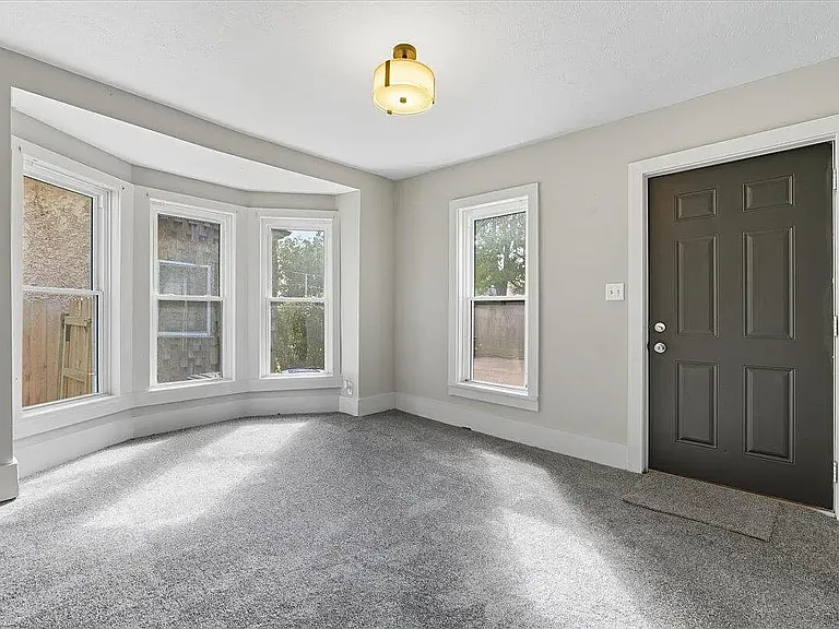 810 Avenue C — Photo 9