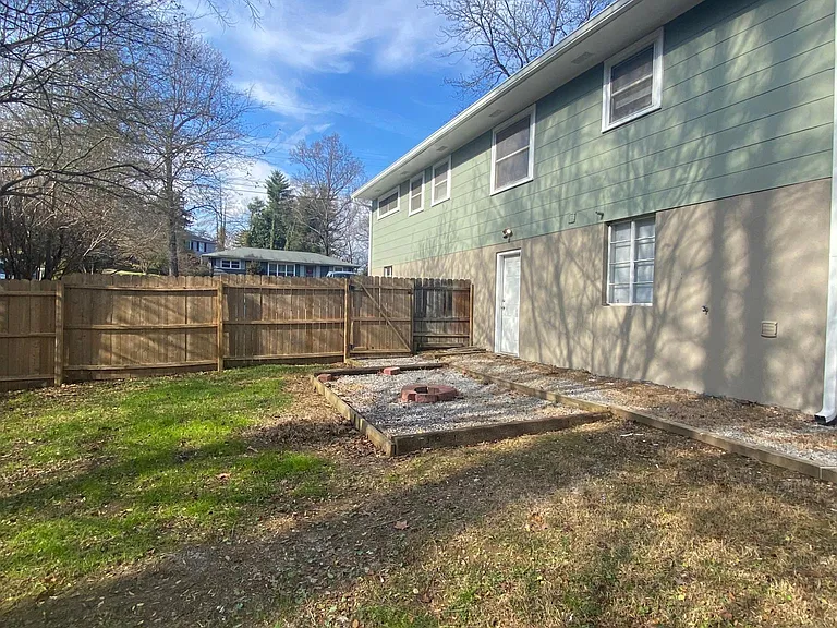 1018 Robins Crest Rd — Photo 19