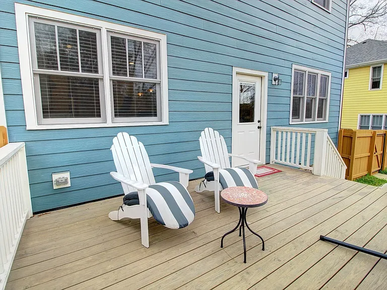 223 Elizabeth St — Photo 26