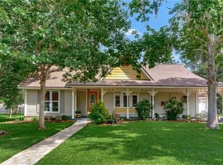 70 Bayberry Ct, Lake Jackson, TX 77566