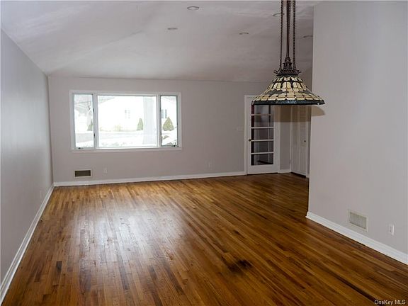 4th image of 10 Patricia Ln