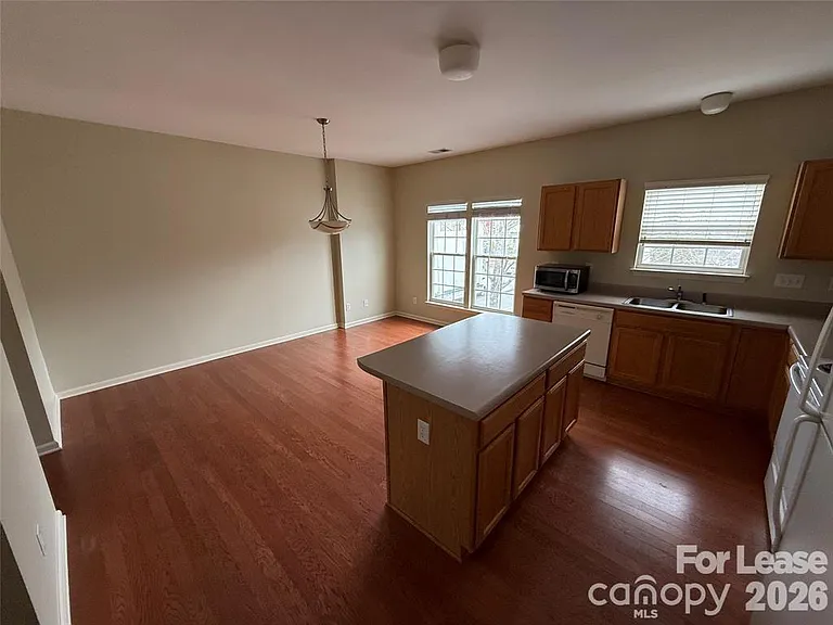 13820 Hill St — Photo 2