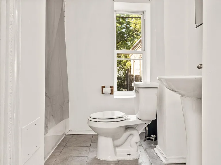 5-4230 Chestnut St #5 — Photo 8
