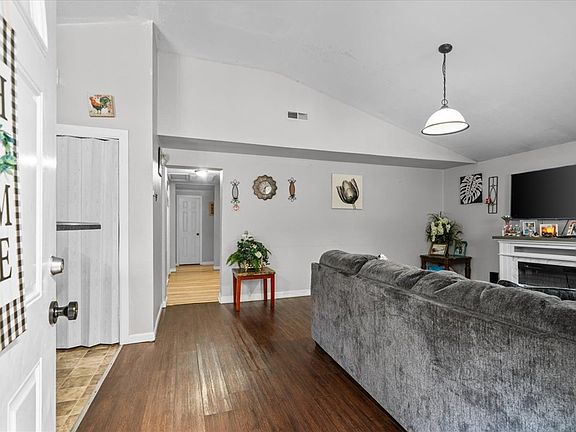 3rd image of 1007 Locke Dr