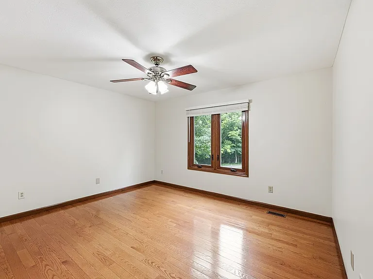 7666 Windwood Dr — Photo 25