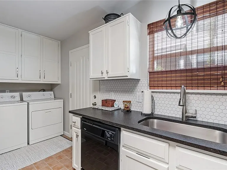 306 Fairway Cir #B — Photo 4