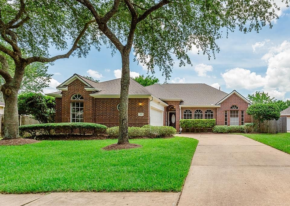 4/2/2, move-in ready home with nice curb appeal, mature landscaping and no back neighbors. This home's roof and rain gutters are new and were recently replaced.