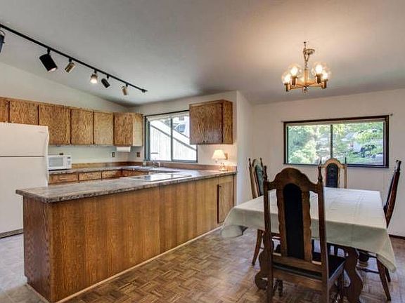 Kitchen/Dining Area