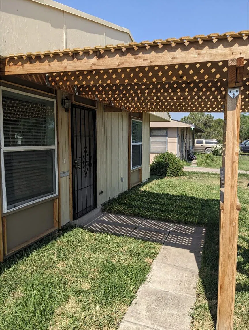 3 bed, 1.5 bath, 952 sqft, $1,300 — Photo 2