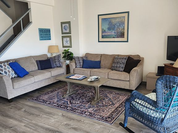 2 full size sofas, new LVP flooring
Clean and cozy!