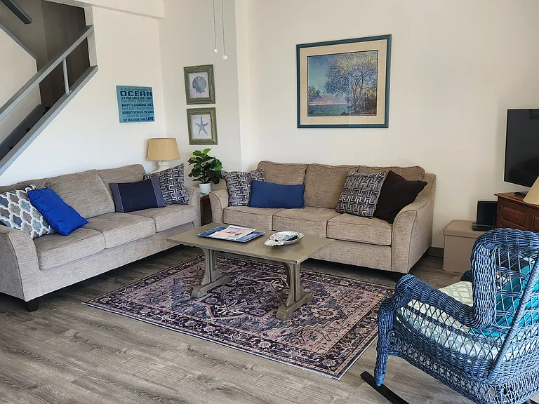 2 full size sofas, new LVP flooring
Clean and cozy!