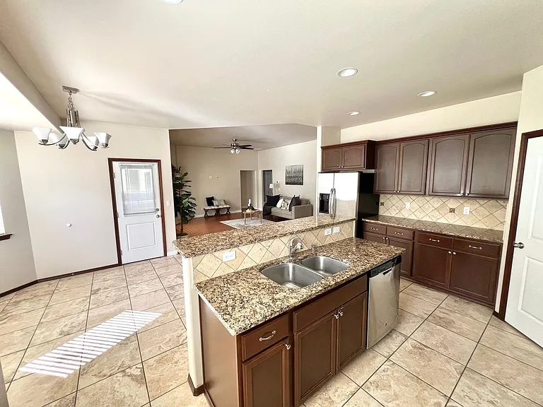 7704 W Washington Ave — Photo 25