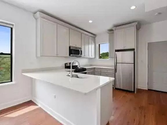 5th image of 6036 N Broadway St #3