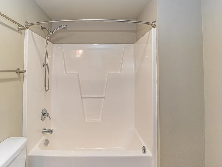 215 Nash St E — Photo 26