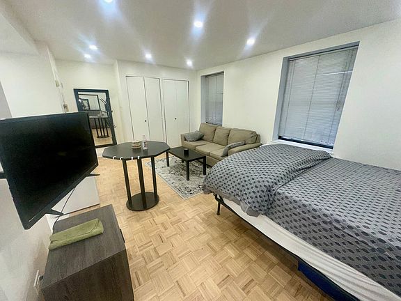 5th image of 150 W 51st St APT 2003