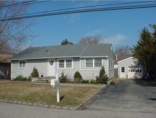 front of the house showing the detached garage
