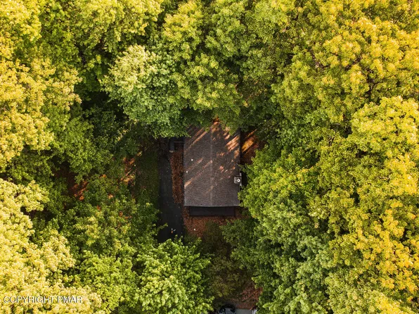 225 Sutton Pl, Pocono Summit, PA 18346