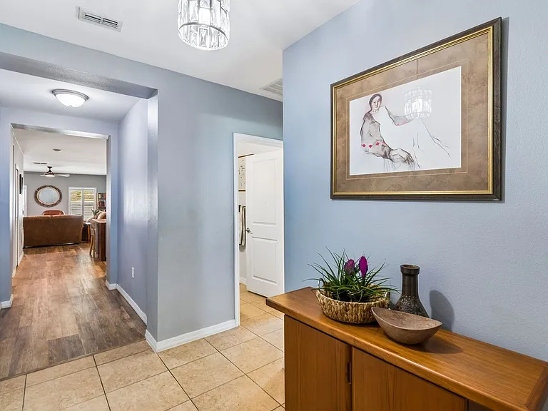 107 Parkhurst Ln — Photo 2